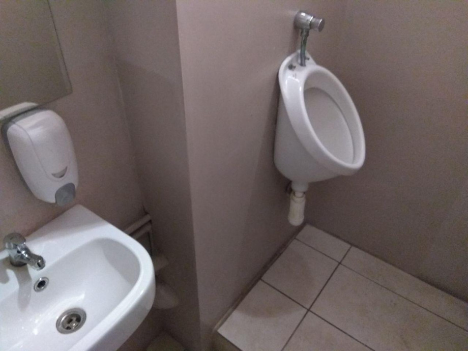 Туалет в Laser Arena Praha. Изображение 3