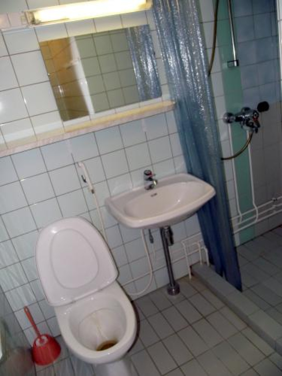 Туалет  в номере гостиницы Sea Hotel Mäntyniemi. Изображение 1