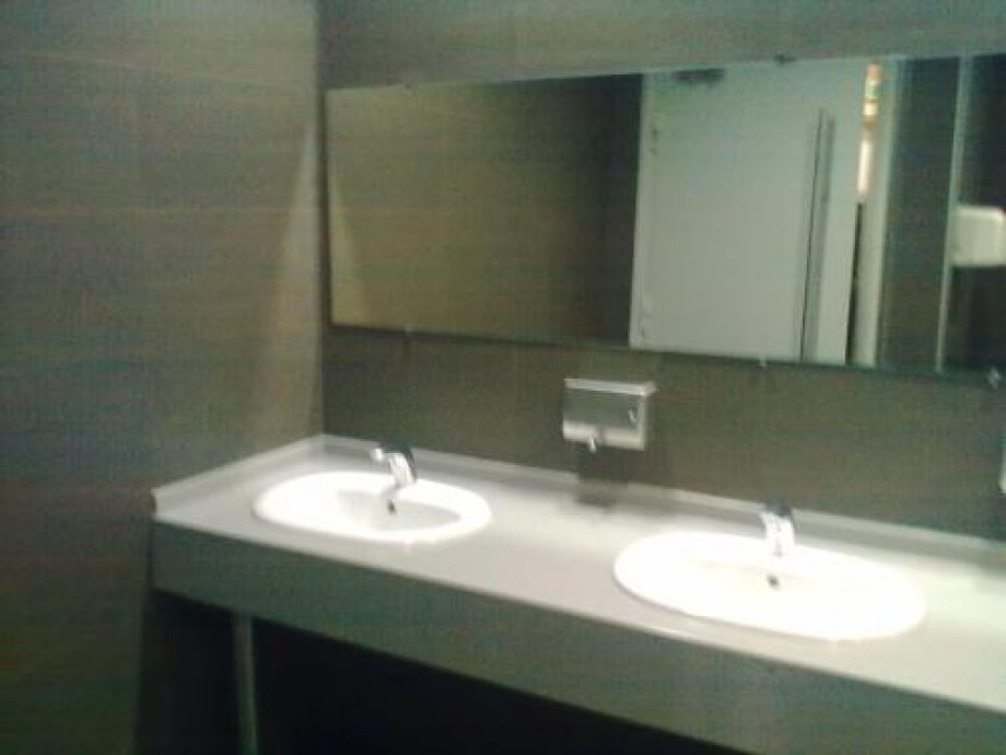 Туалет в Макдональдсе на углу Невского и Рубинштейна. Изображение 2