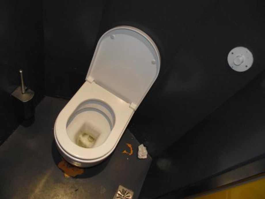 Туалет в кофейне OIBO во Флоренции на площади Санта-Кроч. Изображение 2