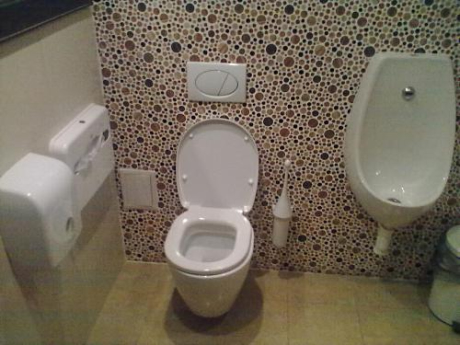 Туалет в баре «Подмога». Изображение 1