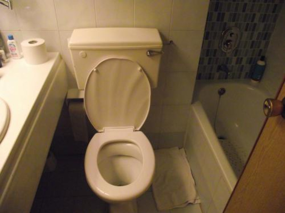Туалетная комната в номере гостиницы Qawra Palace. Изображение 1