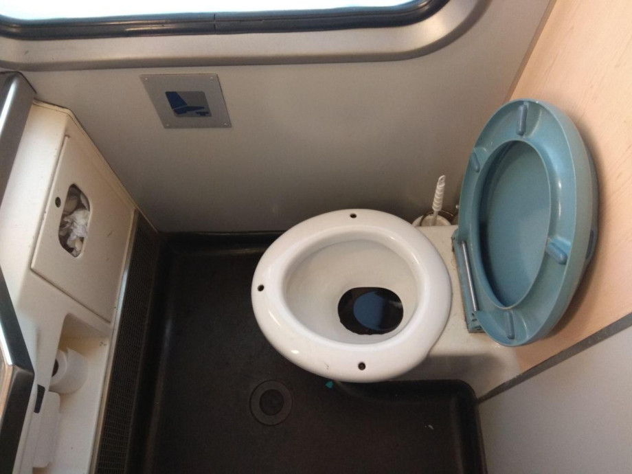 Туалет в вагоне Low Cost поезда Прага-Вена. Изображение 1