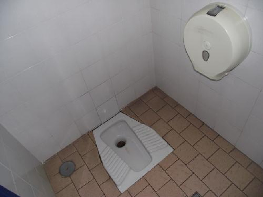 Общественный туалет на вокзале Римини. Изображение 4