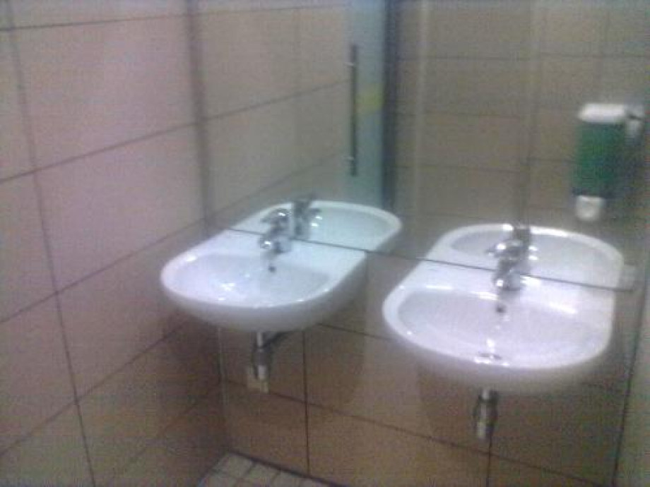 Туалет в холле Sport Life на Ладожской. Изображение 2