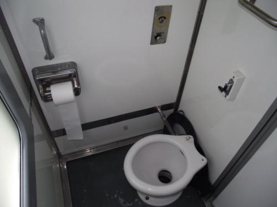 Туалет в пригородном электропоезде Модена — Мантуя. Изображение 1