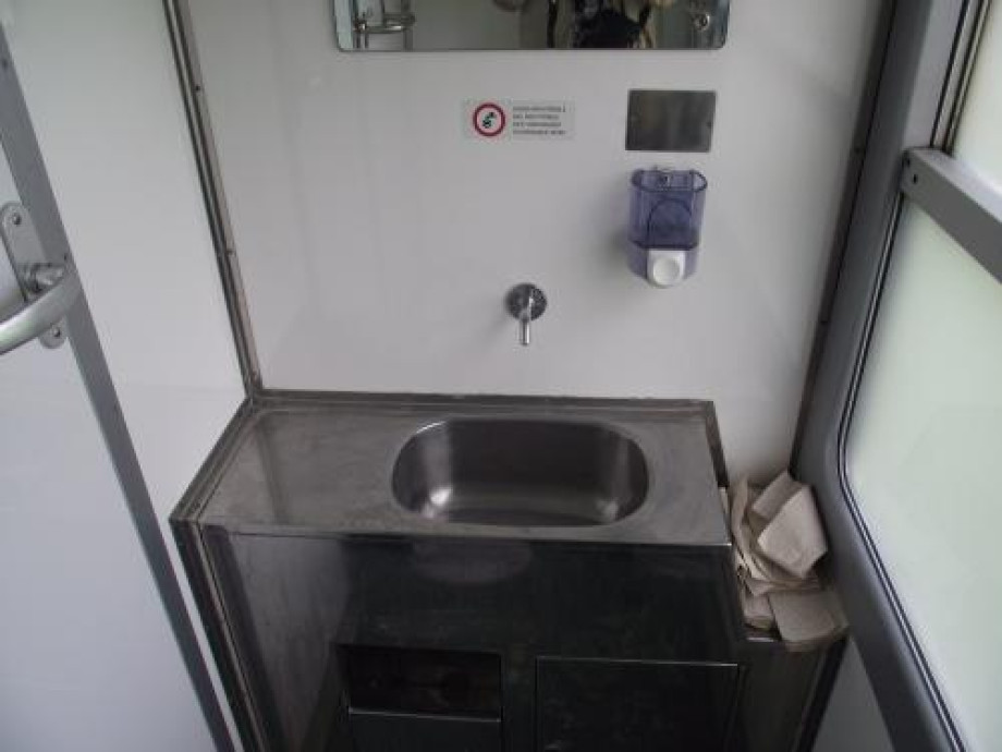 Туалет в пригородном электропоезде Модена — Мантуя. Изображение 2