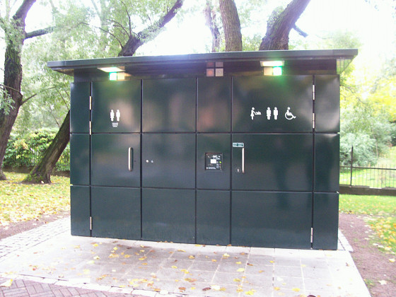 Общественные туалетные кабинки на набережной Kajsaniemi