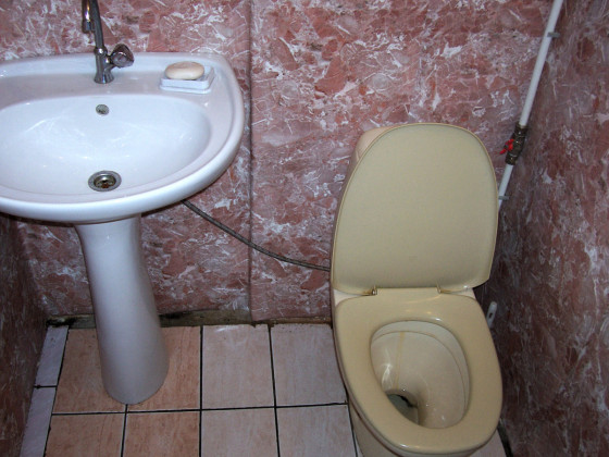 Мраморный туалет в тарховском баре