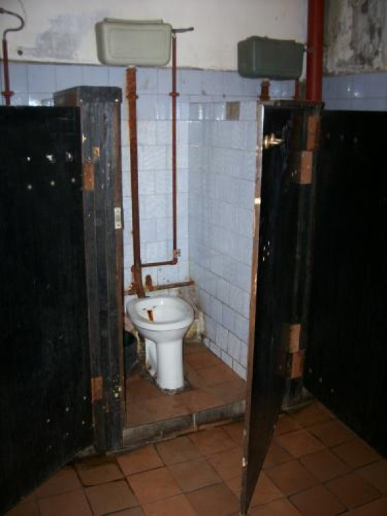 Древний уличный туалет около Удельной