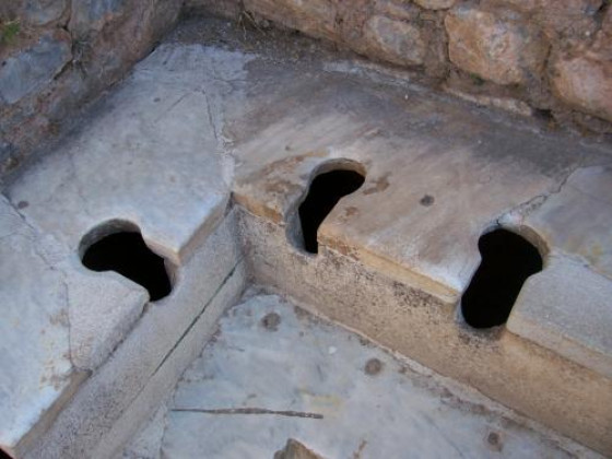 Римские античные публичные туалеты в Эфесе, I век до н.э.
