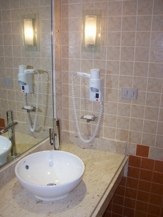 Туалет и душ в стандартном номере Rotana Coral Beach