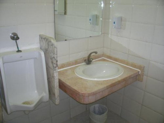 Туалет в школе дайвинга отеля «Coral Beach»