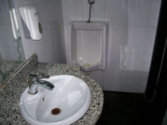 Туалет в холле отеля "Гольф"