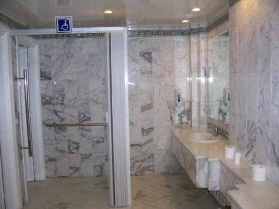 Туалет в холле отеля El Mouradi Palm Marina