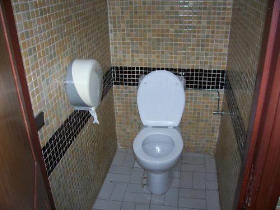 Туалет в холле гостиницы Anezi
