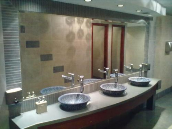 Туалет в холле гостиницы Crowne Plaza