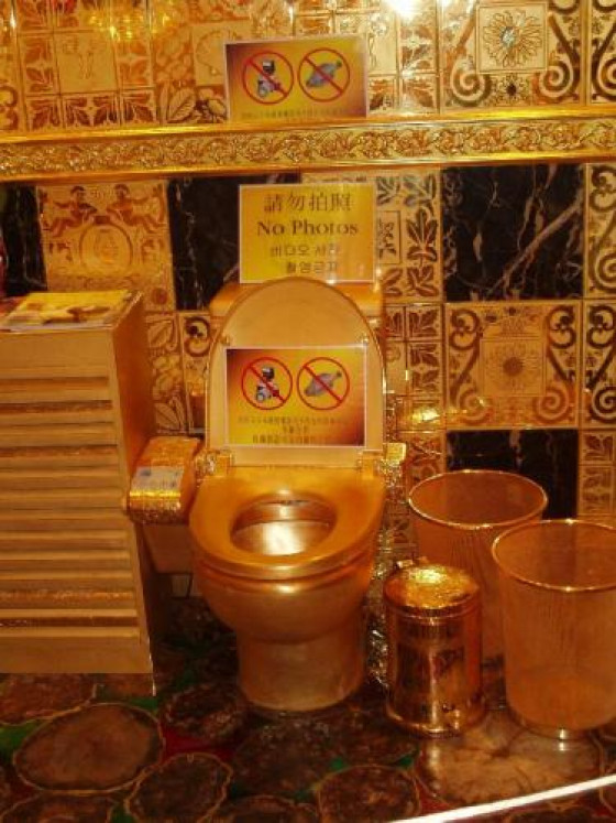 Золотой туалет в Swisshorn Gold Palace