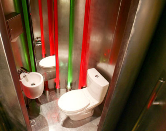 Туалет в Jade on 36 Bar отеля Shangri-La