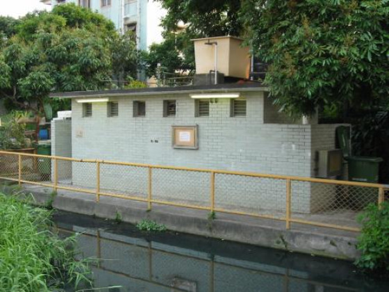 Уличный туалет в районе Tung Tau Tsuen