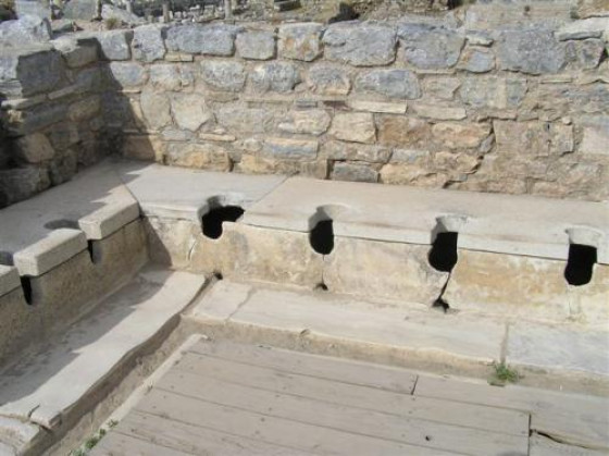 Римские античные публичные туалеты в Эфесе