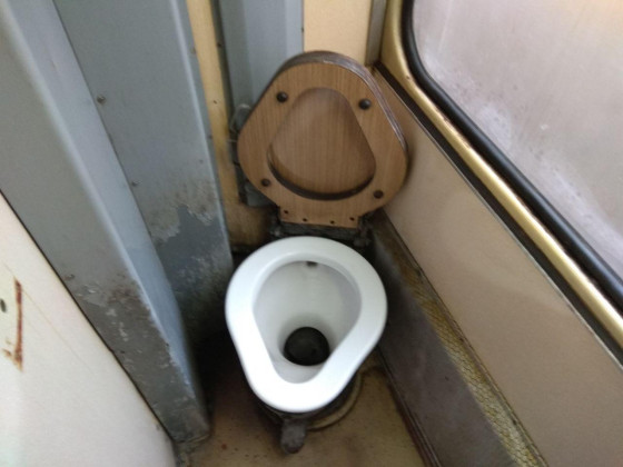 Туалет в пригородной автомотрисе 810