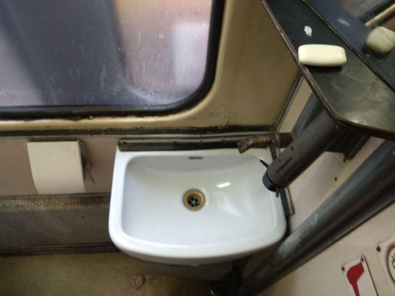 Туалет в пригородной автомотрисе 810