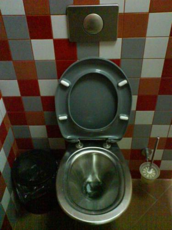Туалет из нержавейки в ТК «Ворошиловский»
