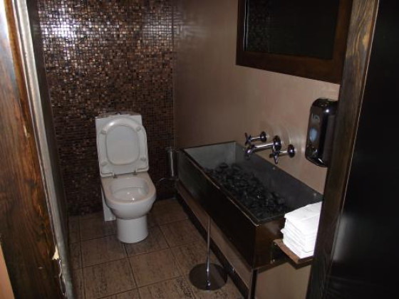 Туалет с красивой раковиной в суши-баре «Самба»