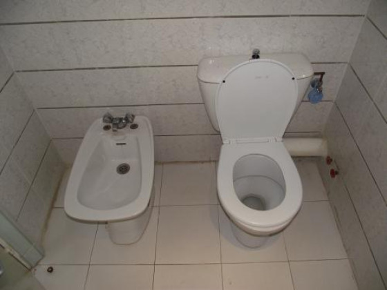 Туалет и душ в номере гостиницы Ouzoud