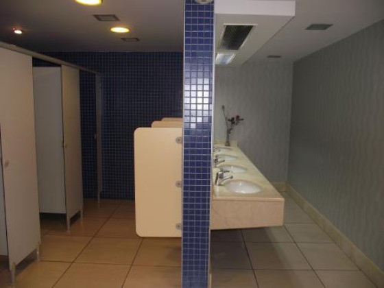 Туалет в холле гостиницы Porto Bello
