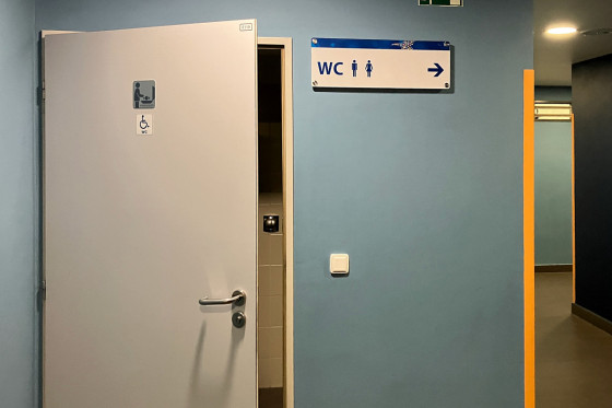 Туалет в холле Aquapalace Praha