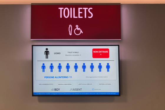 Туалет в зале прилетов аэропорта Бергамо