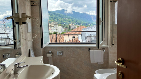 Ванная комната с красивым видом в отеле Milan Speranza Au Lac