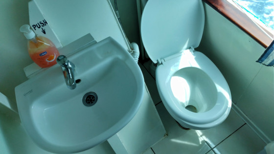 Туалет с видом на море на прогулочном катамаране