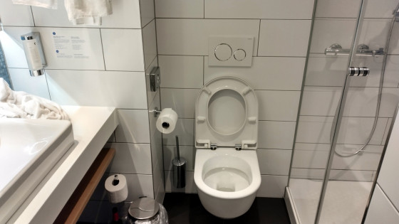 Туалет в номере Holiday Inn Express Berlin — Alexanderplatz