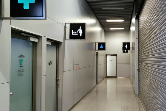 Туалеты в зоне вылетов аэропорта Кракова