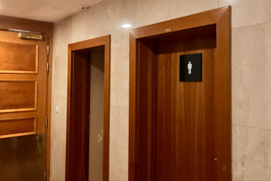 Туалет в холле гостиницы Hilton Prague