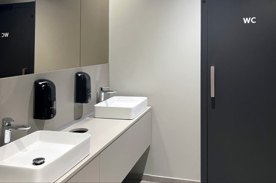 Туалет в раздевалке сауны Infinit Step