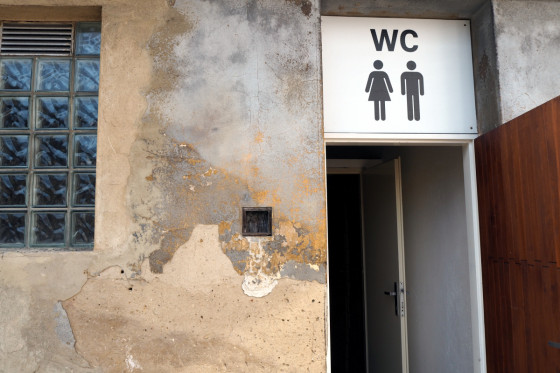 Туалет в железнодорожном хранилище Технического музея
