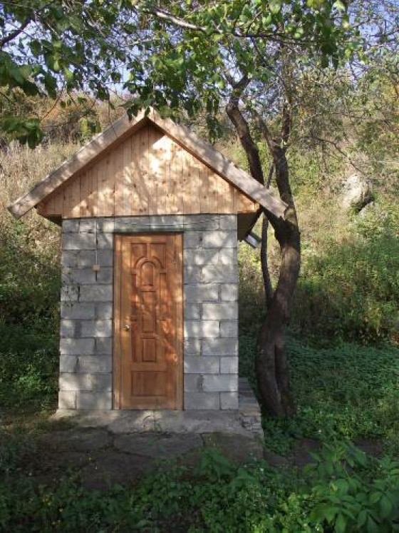 Сортир-скворечник от кафе Alania
