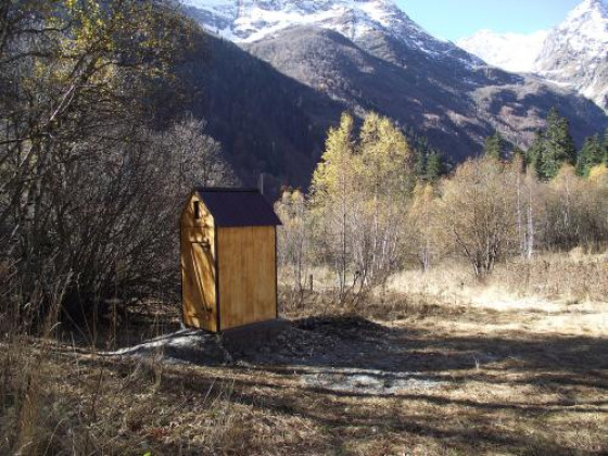 Туалет-скворечник на кладбище альпинистов