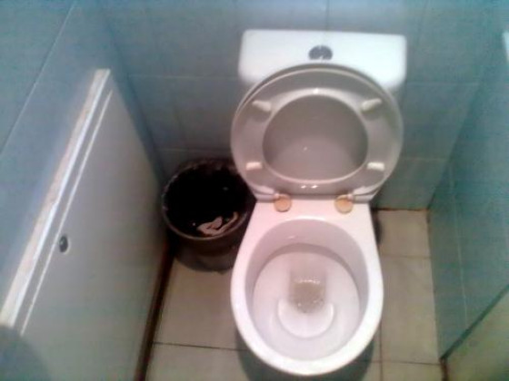 Туалет в мужской раздевалке центра пляжных видов спорта «Динамит»