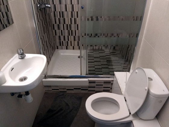 Туалет в двухместном номере в Hostel Friends Barcelona