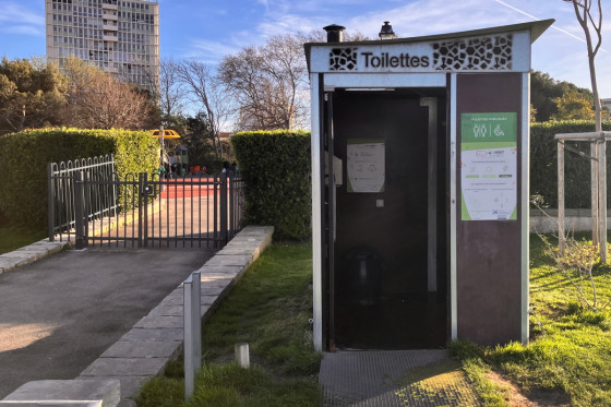 Общественный туалет в саду Эмиля Дюкло