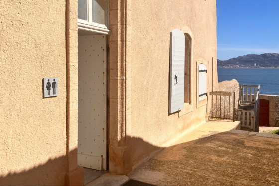 Туалет у замка Иф