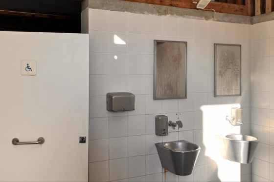 Туалет у причала Frioul