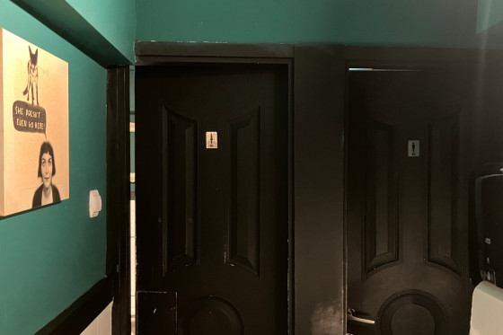 Туалет в баре Амели