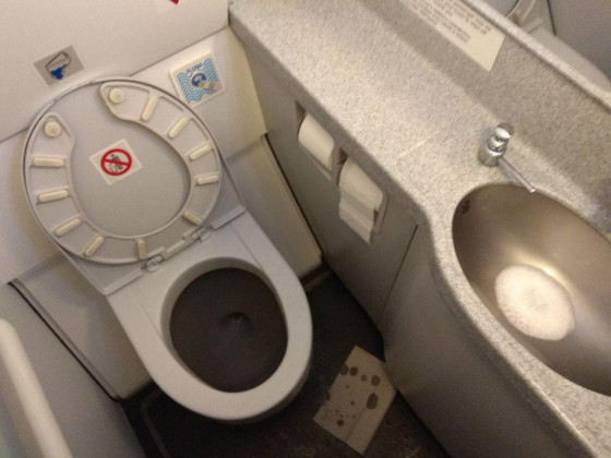 Туалет в самолете Airbus A319 авиакомпании Czech Airlines