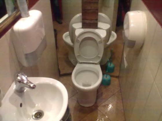 Туалет в Пироговом дворике на Политехнической